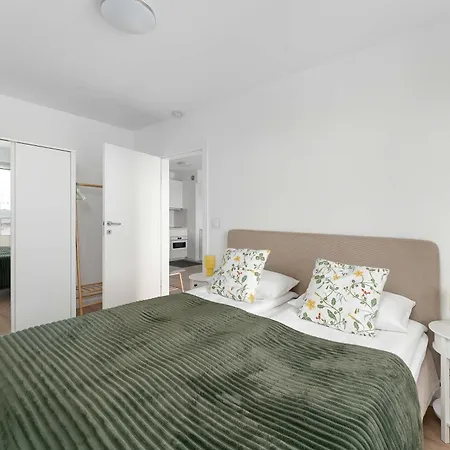 Bright In With Balcony And Parking By Renters Lejlighed